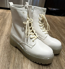 Load image into Gallery viewer, Steve Madden Womens Bettyy White Combat &amp; Lace-up Boots Chunky Platform Sz 10